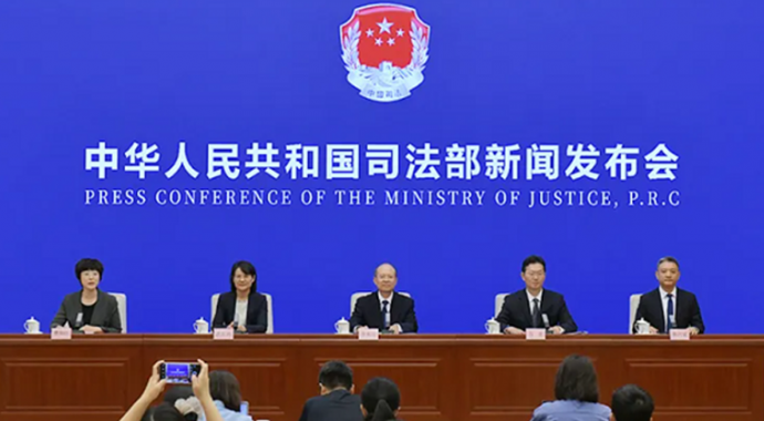 為了幫助大家更好地了解相關(guān)情況，今天我們邀請到司法部副部長李明征先生、全國人大常委會(huì)法工委民法室主任石宏先生、最高人民法院民四庭庭長沈紅雨女士和司法部公共法律服務(wù)管理局局長楊向斌先生，請他們向大家介紹新修訂的仲裁法有關(guān)情況，并回答大家關(guān)心的問題。